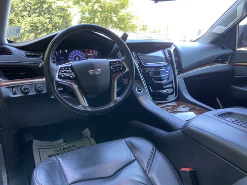 Used 2020 Cadillac Escalade Luxury AWD/4WD image 32