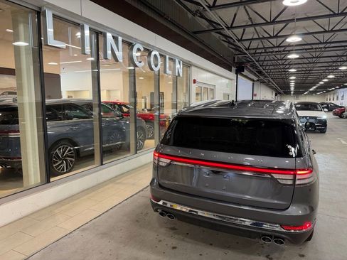 Used 2023 Lincoln Aviator AWD w/ Premium Package image 6