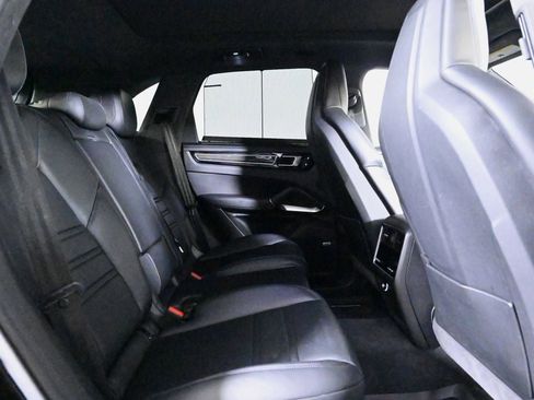 Certified 2022 Porsche Cayenne Turbo S AWD/4WD image 19