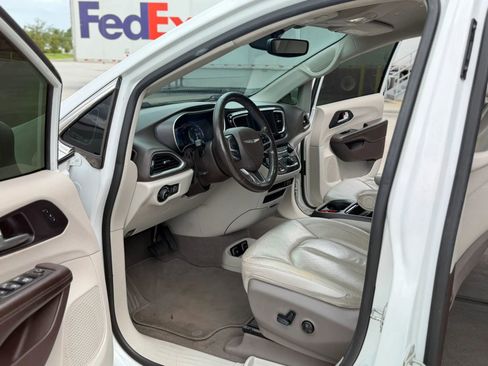 Used 2020 Chrysler Pacifica Touring-L FWD image 16