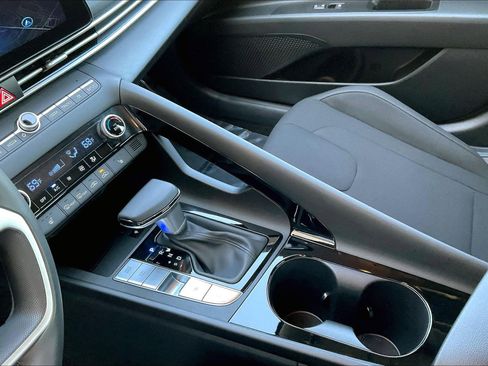 Used 2025 Hyundai Elantra SEL image 18