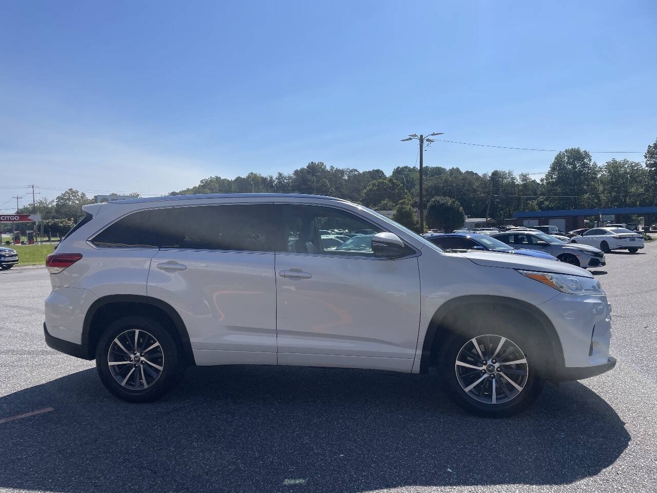Used 2017 Toyota Highlander XLE FWD image 6