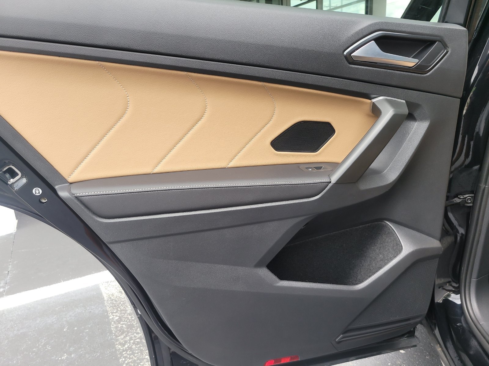 Used 2024 Volkswagen Tiguan SE w/ Panoramic Sunroof Package FWD image 8
