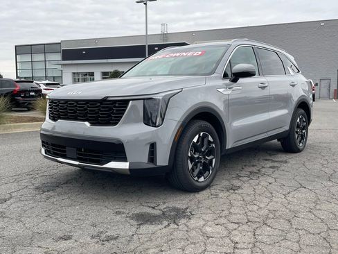 Used 2025 Kia Sorento S image 3