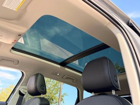 Used 2023 Volkswagen Taos SE w/ Panoramic Sunroof Package FWD image 11