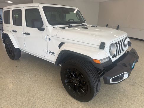 Used 2025 Jeep Wrangler Unlimited Sahara w/ Safety Group AWD/4WD image 5