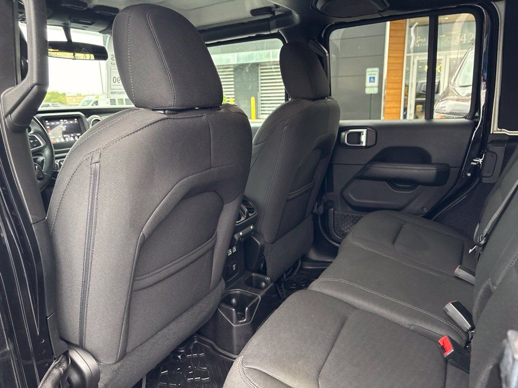 Used 2018 Jeep Wrangler Unlimited Sahara AWD/4WD image 19