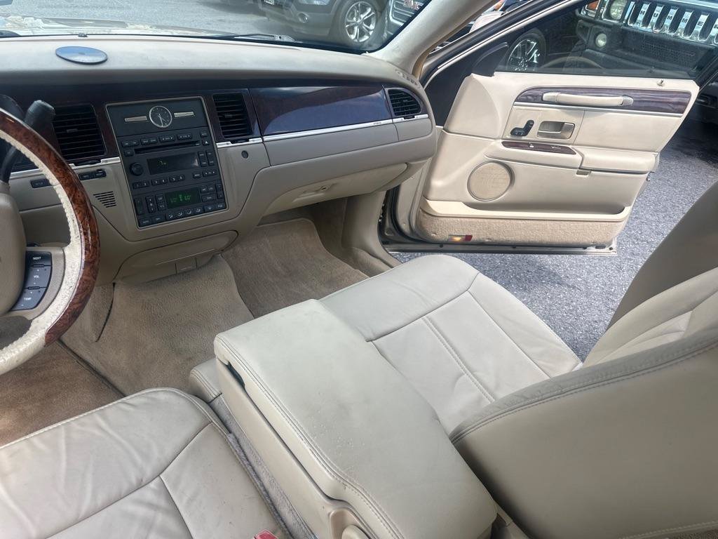 Used 2006 Lincoln Town Car Signature RWD image 29
