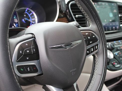 Used 2023 Chrysler Pacifica Limited w/ Uconnect Theater Family Group FWD image 11