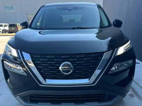 Used 2021 Nissan Rogue SV image 2