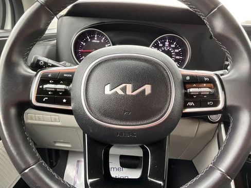 Used 2024 Kia Carnival LX image 13