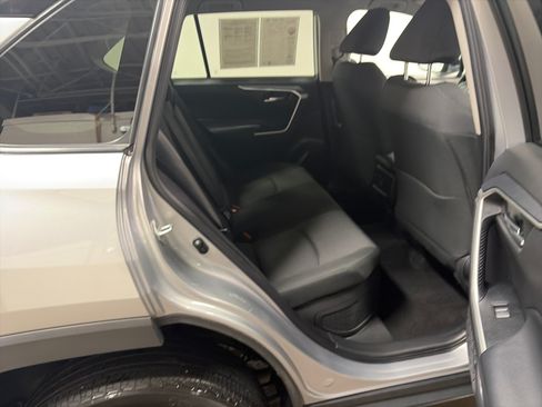 Used 2025 Toyota RAV4 XLE AWD/4WD image 27
