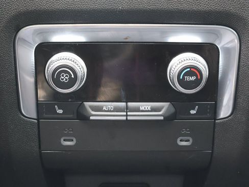 Used 2023 GMC Yukon XL SLT w/ SLT Premium Package image 30