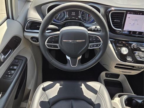 Certified 2024 Chrysler Pacifica Touring-L FWD image 14