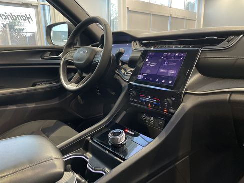 Used 2025 Jeep Grand Cherokee Laredo X image 33