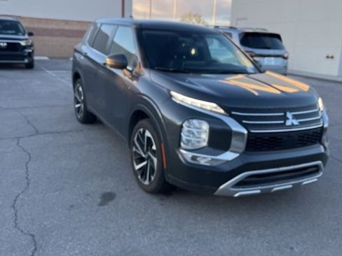 Used 2024 Mitsubishi Outlander SE image 3