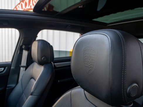 Certified 2023 Porsche Cayenne Platinum Edition image 39