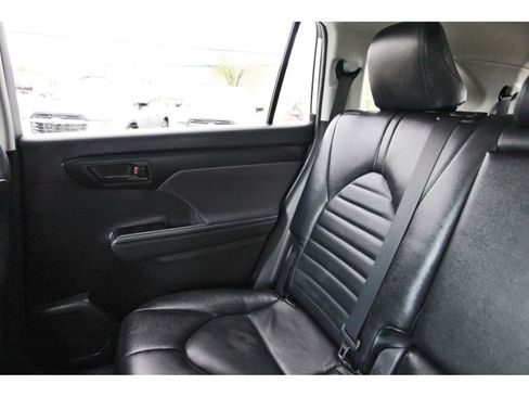 Used 2023 Toyota Highlander LE image 11