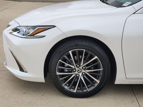 Used 2024 Lexus ES 250 w/ Premium Package image 8
