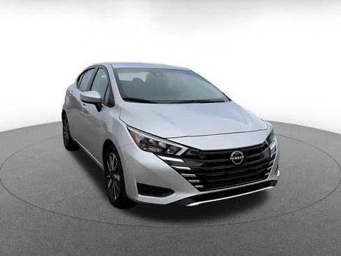 Used 2025 Nissan Versa SV FWD image 3