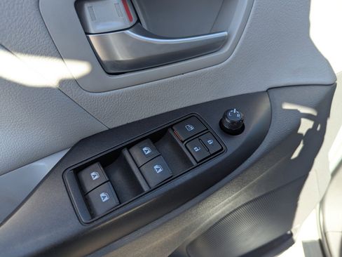 Used 2020 Toyota Sienna LE w/ Carpet Mat Package image 29