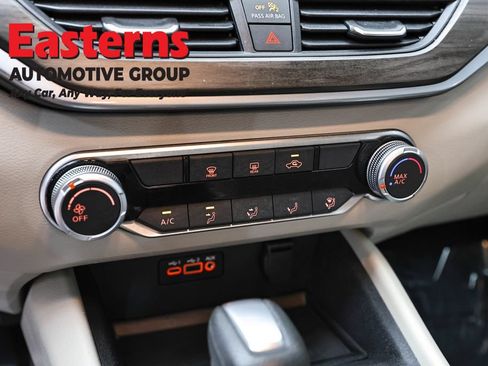 Used 2025 Nissan Altima 2.5 SV FWD image 19