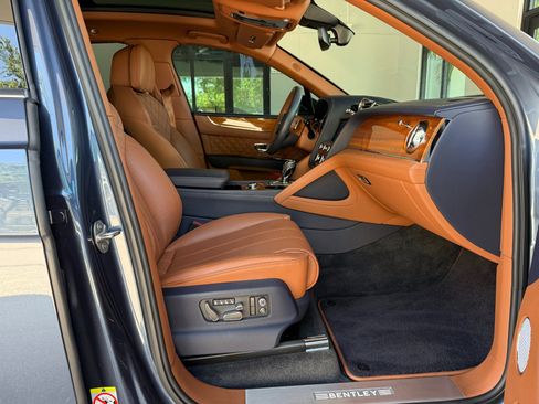 Used 2021 Bentley Bentayga image 32