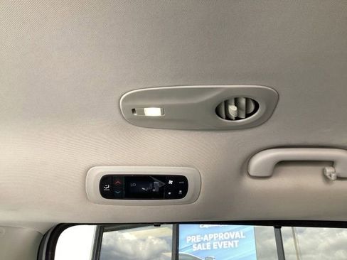 Used 2023 Chrysler Pacifica Touring-L FWD image 31