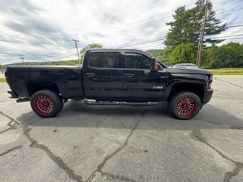 Used 2019 Chevrolet Silverado 2500 LT w/ Midnight Edition AWD/4WD image 3
