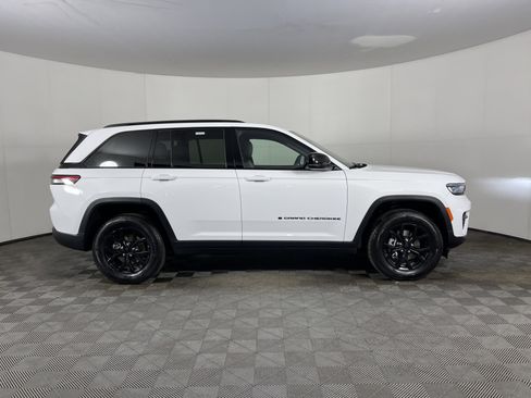 Used 2025 Jeep Grand Cherokee Altitude image 5