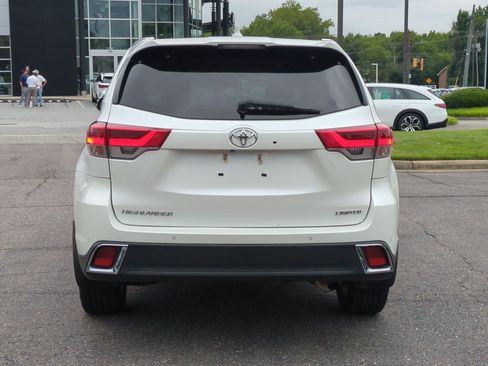 Used 2019 Toyota Highlander Limited Platinum FWD image 4