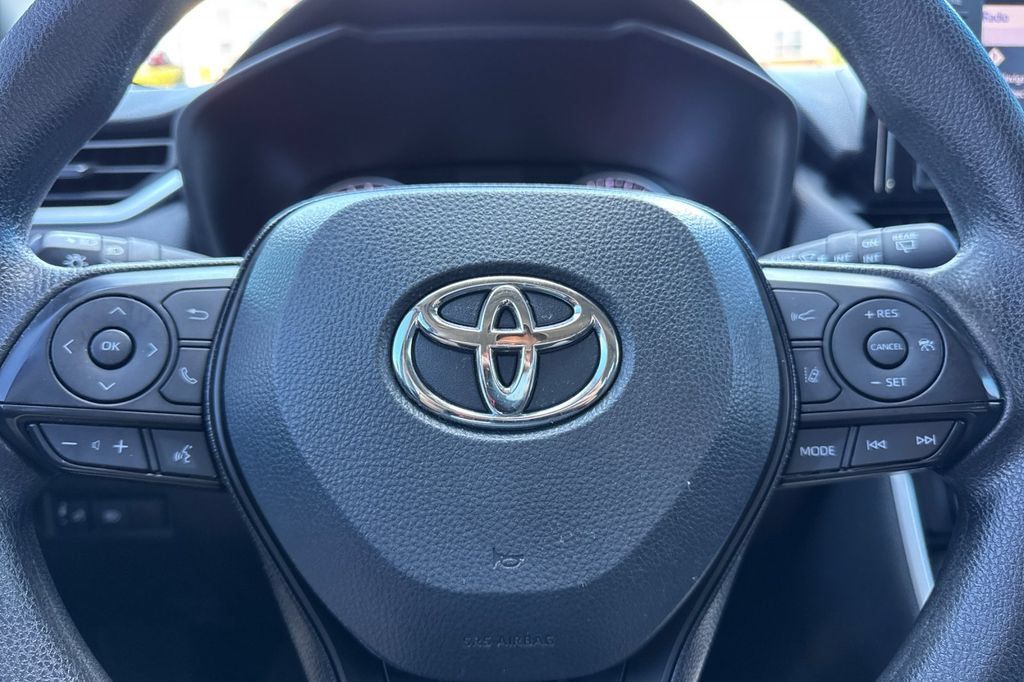 Used 2021 Toyota RAV4 XLE AWD/4WD image 28