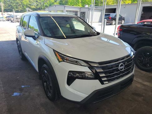 Used 2024 Nissan Rogue SV AWD/4WD image 2