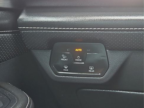 Used 2024 Volkswagen Atlas Cross Sport SE FWD image 15