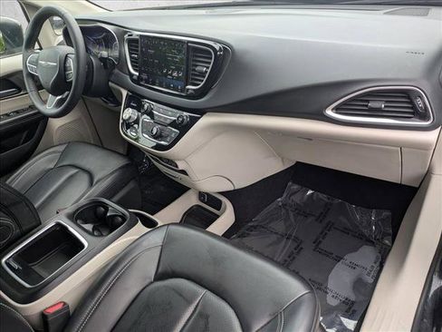 Used 2023 Chrysler Pacifica Touring-L FWD image 21