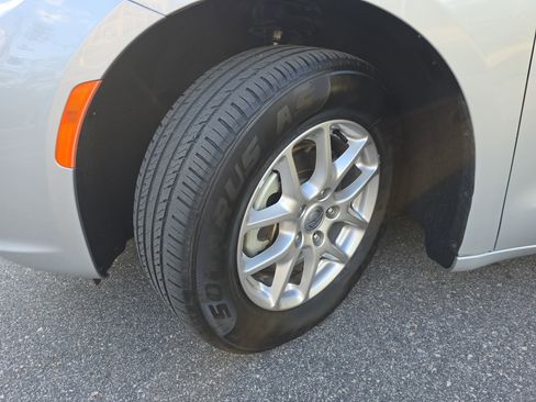 Used 2024 Chrysler Pacifica Touring-L FWD image 34