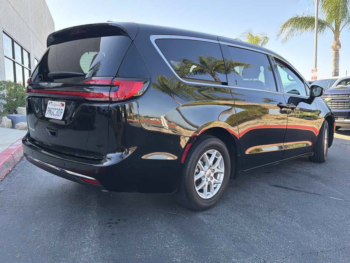 Used 2024 Chrysler Pacifica Touring FWD image 5