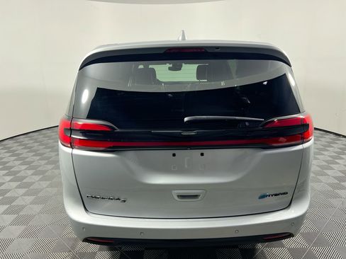 Used 2022 Chrysler Pacifica Limited w/ Uconnect Theater Family Group FWD image 4