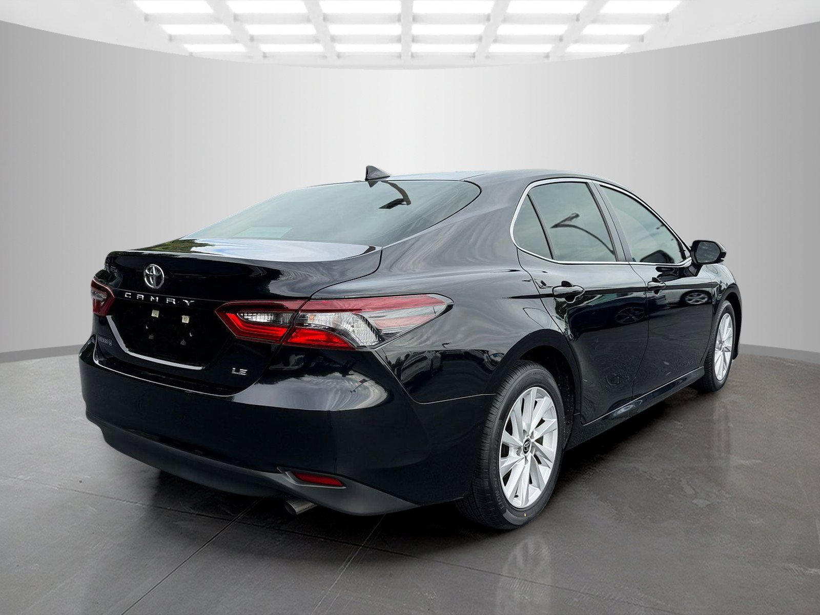 Used 2024 Toyota Camry LE FWD image 7