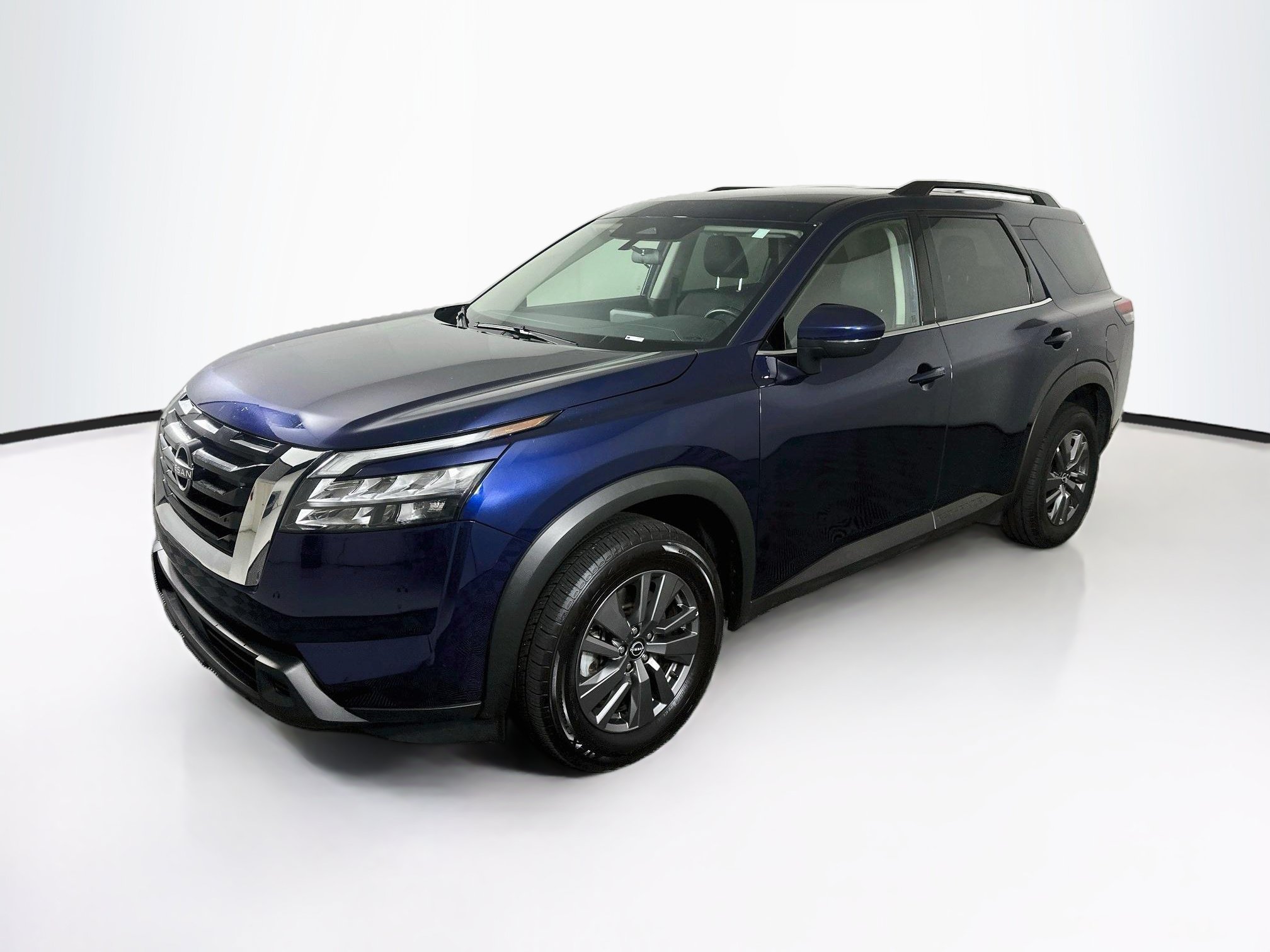 Used 2025 Nissan Pathfinder SV FWD image 3