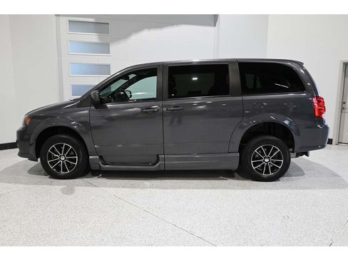Used 2019 Dodge Grand Caravan SXT w/ Blacktop Package FWD image 9