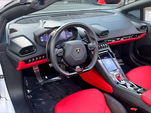 Used 2021 Lamborghini Huracan EVO image 16