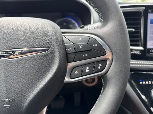Used 2026 Chrysler Pacifica Limited FWD image 17