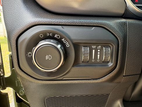 Used 2022 Jeep Wrangler 4WD Unlimited Willys image 16