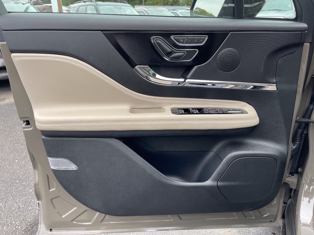 New 2025 Lincoln Corsair Reserve FWD image 17
