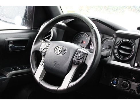 Used 2017 Toyota Tacoma TRD Off-Road w/ Premium & Technology Package image 15