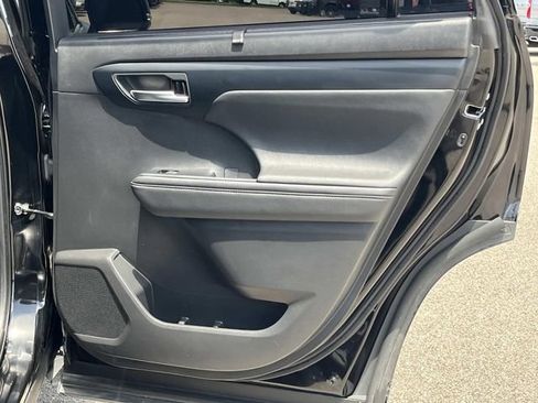 Used 2023 Toyota Highlander XLE AWD/4WD image 24