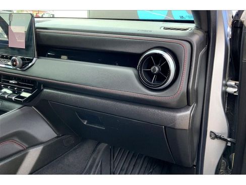 Used 2024 Chevrolet Colorado Z71 w/ Z71 Convenience Package 2 AWD/4WD image 18