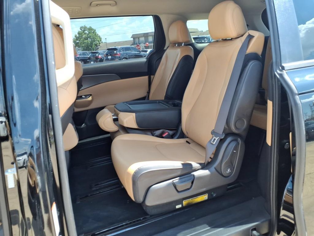 Used 2023 Kia Carnival LX FWD image 22