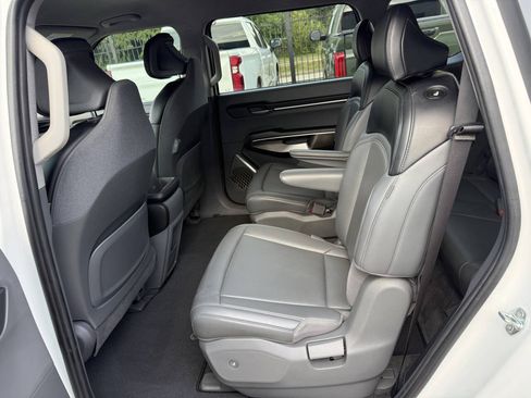 Used 2024 Kia EV9 Light Long Range RWD image 13